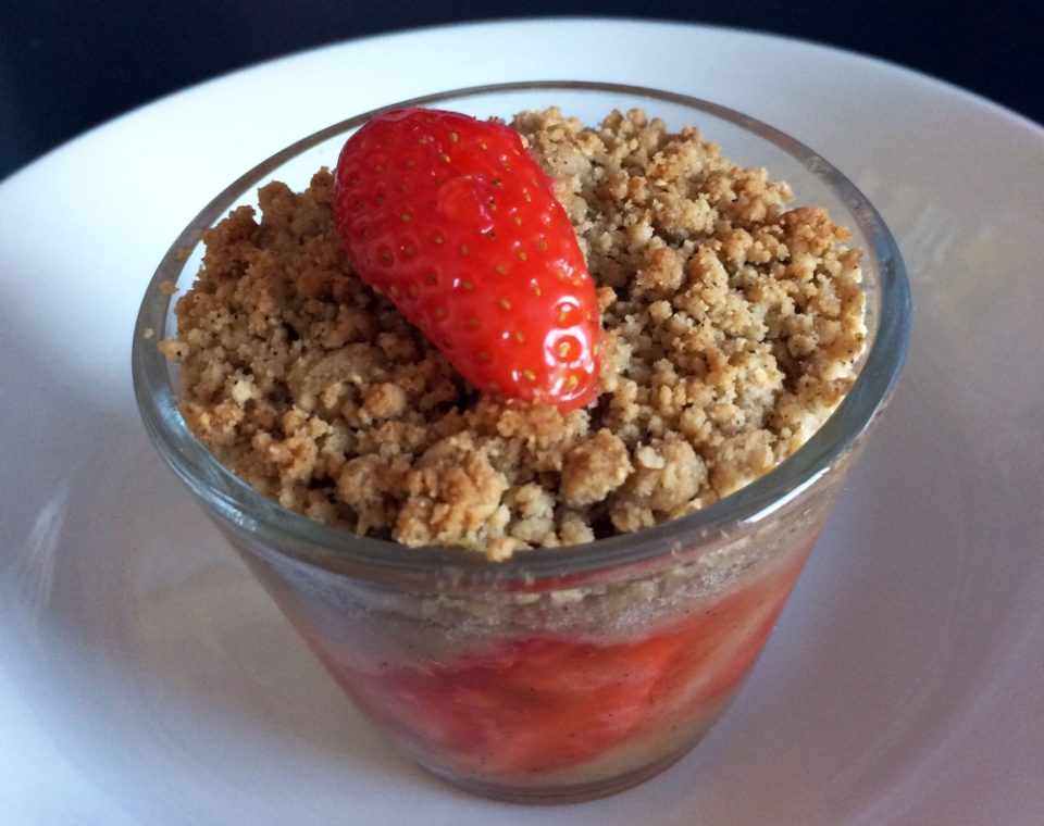 Crumble sans gluten à la rhubarbe, fraises, verveine