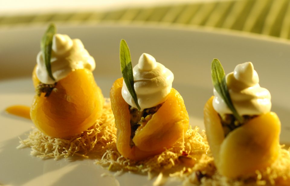 abricots à la crème d'amandes pistache & chantilly au romarin